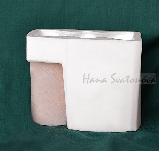 Forma svícen Anděl na knize s rukama na knize, na MALOU čajovou svíčku, výška 8cm